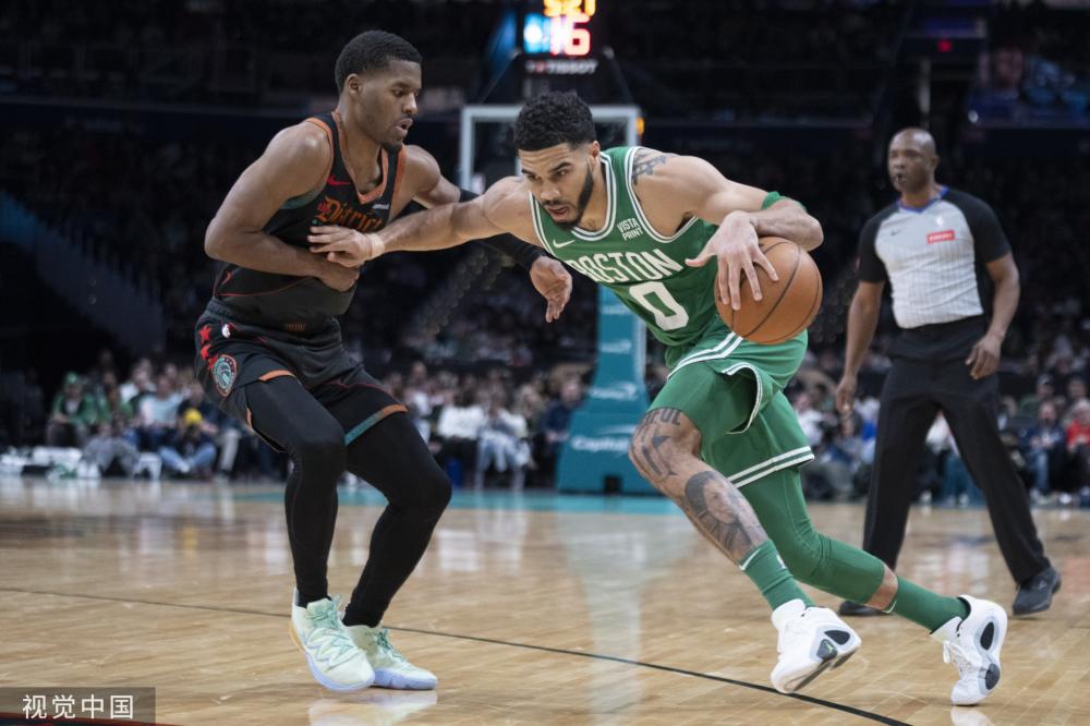 她表现得尤 她表现得尤