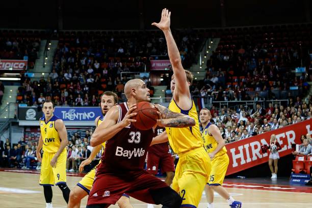 手夸张倒地 手夸张倒地